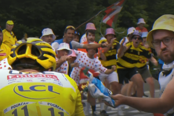 Deux kilomètres avant que le maillot jaune n'atteigne la ligne d'arrivée, un spectateur  portant un drapeau breton a cru bon de lui lancer un paquet de chips au visage ce samedi 13 juillet lors de la 14ᵉ étape du Tour de France.