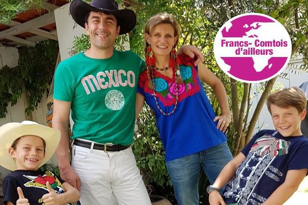 Magali Bron entourée de ses enfants et de son compagnon, pendant la fête nationale mexicaine du 16 septembre. 