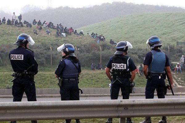 Les migrants repoussés du port de Calais par les forces de l'ordre le 17 septembre dernier