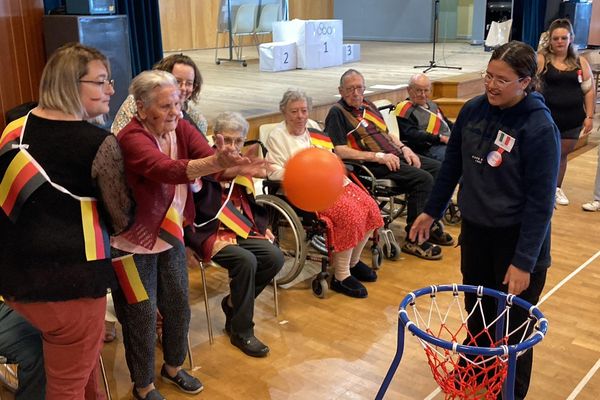 Des résidents d'une dizaine d'Ehpad de Gray et ses environs se sont réunis pour se confronter lors d'Olympiades, ce mardi 28 mai.