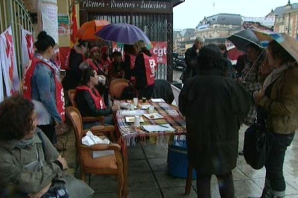 Salariés de la maison de retraite Harmony, à Nice, en grève, le 29 avril 2013