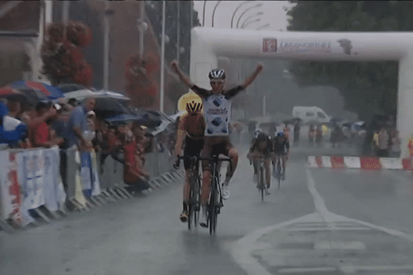 Romain Bardet sur la ligne d'arrivée du criétérium de Lacq-Audéjos, juste devant Christopher Froome