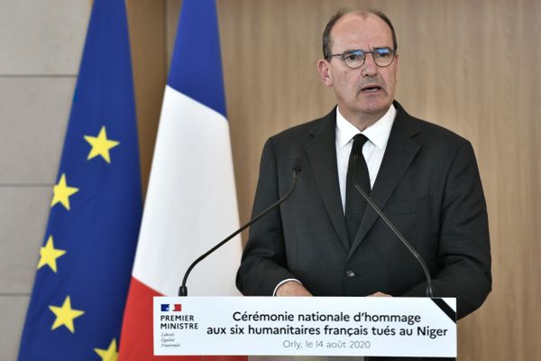 Le Premier ministre Jean Castex a présidé vendredi à l'aéroport d'Orly une cérémonie nationale d'hommage aux six humanitaires français tués dimanche au Niger.