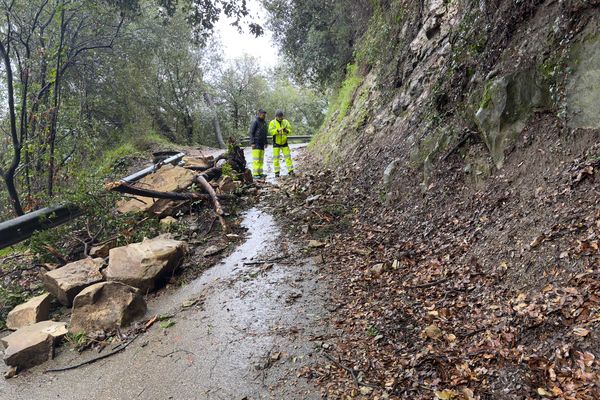 Une route coupée ce lundi après un éboulement à Drap (Alpes-Maritimes).