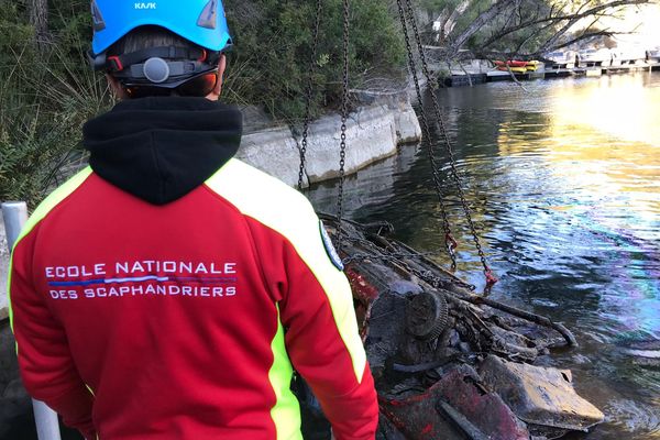 L'une des épaves de voitures repêchée dans le lac du Dramont par les scaphandriers de Fréjus.