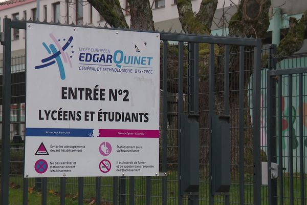 Les faits se sont produits dans une salle de classe du lycée Edgar Quinet de Bourg-en-Bresse (Ain).