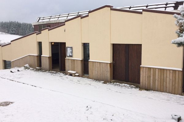 Le vestiaire devant lequel les arbitres auraient été agressés à La Séauve sur Semène (Haute-Loire).