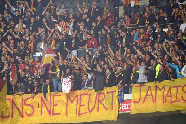 Une banderole déployée pendant le derby LOSC - RC Lens en Ligue 1, en mai 2015 avant la relégation.