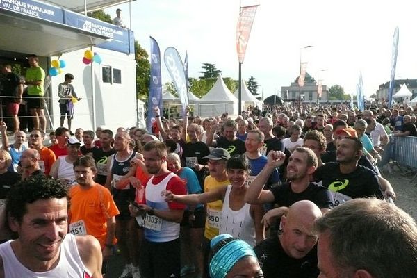 Les coureurs se préparent pour les 10 kilomètres. 