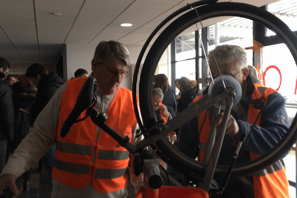 Les bénévoles de l'association EVAD réparent gracieusement les vélos des étudiants.