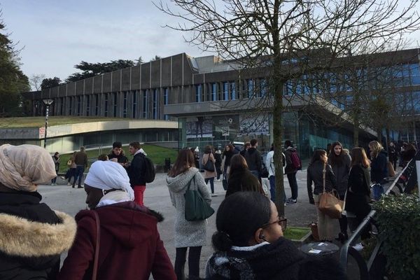 Pas de possibilité d'accéder aux bâtiments de la fac de Droit ce vendredi matin à Nantes.