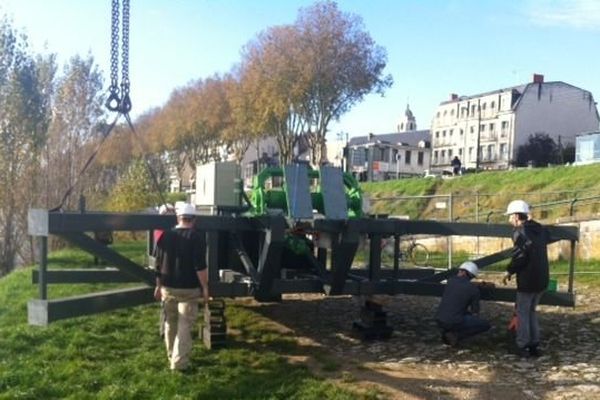 L'hydrolienne sur les quais de Loire à Orléans avant son immersion. 4 nov 2014