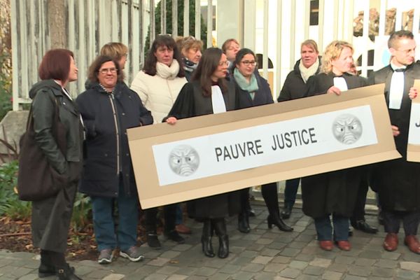 Greffiers, magistrats et personnels du tribunal de Montargis ont manifesté mardi 22 novembre.