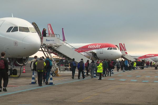 Des milliers de touristes transitent par l'aéroport Grenoble Alpes Isère pour rejoindre les stations de ski du département.