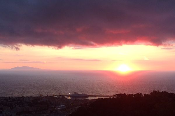 ILLUSTRATION - Lever de soleil à Bastia