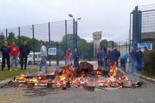 Les gardiens de prison devant leur établissement à Lannemezan