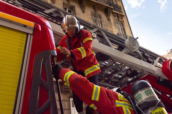 Les pompiers accèdent difficilement à ce feu