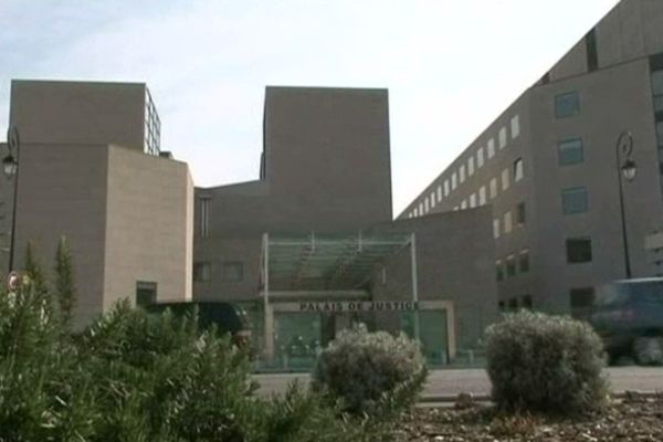 Avignon (Vaucluse) - palais de justice - archives