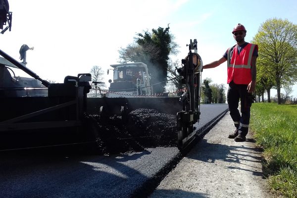 La chaussée va être refaite sur une profondeur de 30 à 40 cm. 
