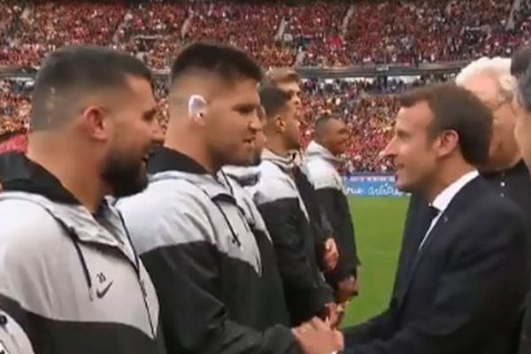 Scène étonnante lors de la présentation des joueurs de la finale de rugby du Top 14 au président de la République Emmanuel Macron. Le pillier toulousain Maks Van Dyk lui a demandé la nationalité française !