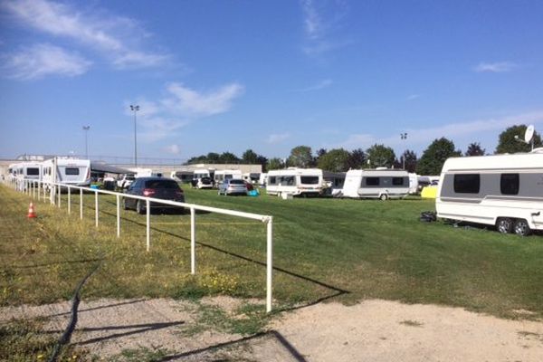 A Neuville-de-Poitou, 28 caravanes de gens du voyage sont installées depuis dimanche dernier sur un terrain annexe du stade de football.