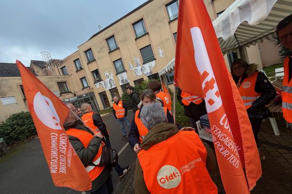 Les représentants syndicaux de l'Ehpad de Nexon, en Haute-Vienne, se sont réunis devant leur établissement ce lundi 2 décembre pour évoquer leurs inquiétudes concernant le budget qui sera attribué à la santé en 2025.