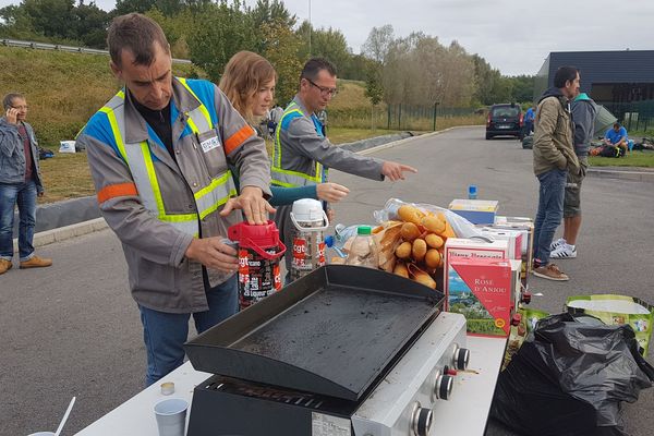 Alors que le tribunal de commerce de Poitiers doit rendre jeudi sa décision sur l'offre de reprise par l'emboutisseur GMD, des salariés de GM&S se sont rendus mercredi 7 septembre à proximité du site PSA de Sept-Fons, dans l’Allier, où ils ont passé la nuit.