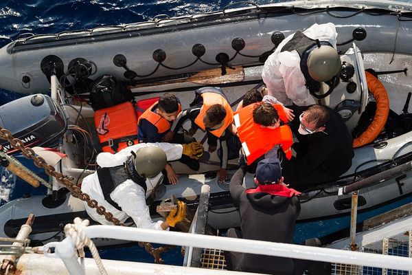 Les marins du patrouilleurs en opération de sauvetage en Méditerranée