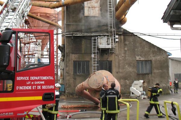 55 pompiers du Lot-et-Garonne ont été mobilisés pour éteindre l'incendie d'un silo empli de sciure à Marmande. 