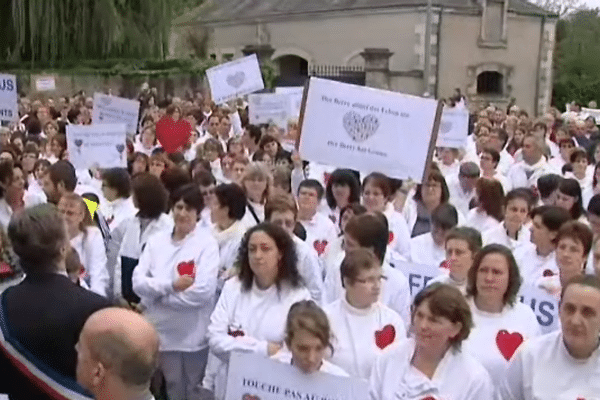 Plus de 6000 personnes ont manifesté le 25 octobre à La Châtre, dans l'Indre, pour soutenir les salariés de l'entreprise Fenwal. 