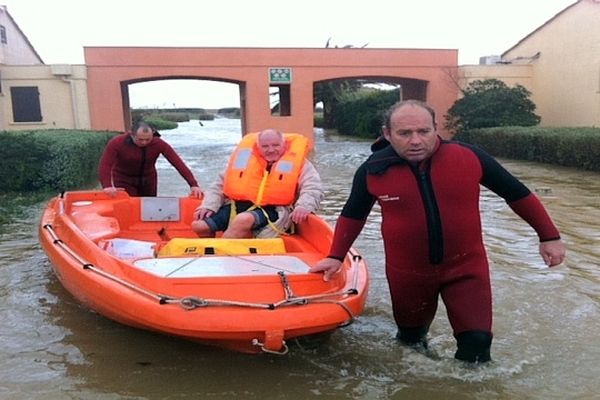 Le Barcarès (Pyrénées-Orientales) : inondations côtières et les sauveteurs du Roussillon en opération - 6 mars 2013.