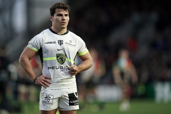 Antoine Dupont sur la pelouse du stade de Twickenham à Londres le 17 décembre 2023.