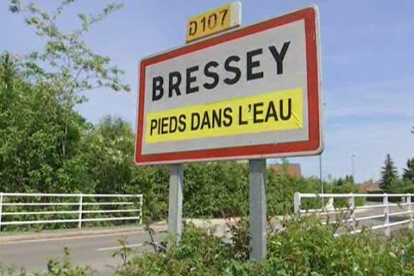 En mai 2015, la commune de Bressey-sur-Tille était rebaptisée "Bressey-les-Pieds-dans-l'Eau" par une association de défense de l'environnement, l'Adebres, qui s'opposait à la modification du Plan de Prévention des Risques d'Inondations. La Préfecture de Côte d'Or a depuis tranché en faveur de l'association.