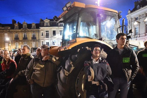 Les agriculteurs réunis devant la préfecture du Mans, le 11 mai 2017 en soirée