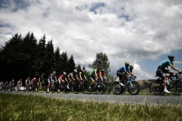 Les coureurs entre Millau et Carcassonne lors de la 15 étape du Tour de France, dimanche 22 juillet 2018.
