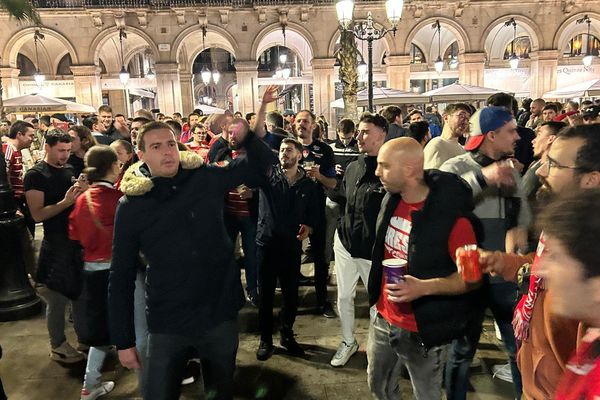 Des centaines de supporters du Stade Brestois étaient déjà réunis lundi soir à Barcelone, avant le match de ce mardi contre le FC Barcelone.