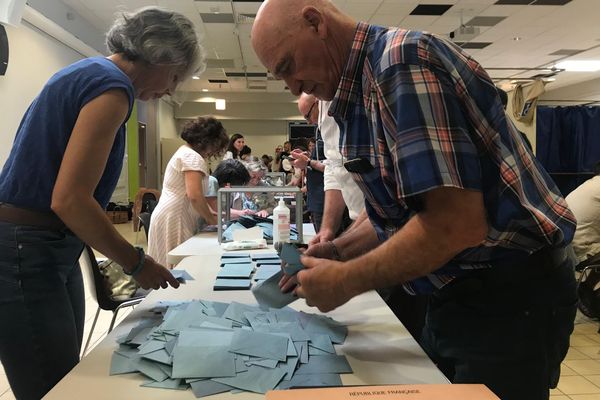 Dépouillement dans un bureau de vote lors du premier tour des Législatives, le 30 juin 2024