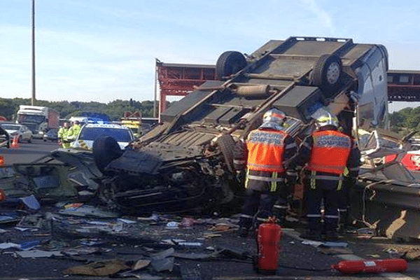 Gallargues (Gard) - un camping-car se retourne avant le péage sur l'A.9. Bilan 1 mort et un blessé - 2 novembre 2015.