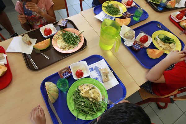 À Clermont-Ferrand, 40% des élèves paient de cinquante centimes à un euro leur repas.