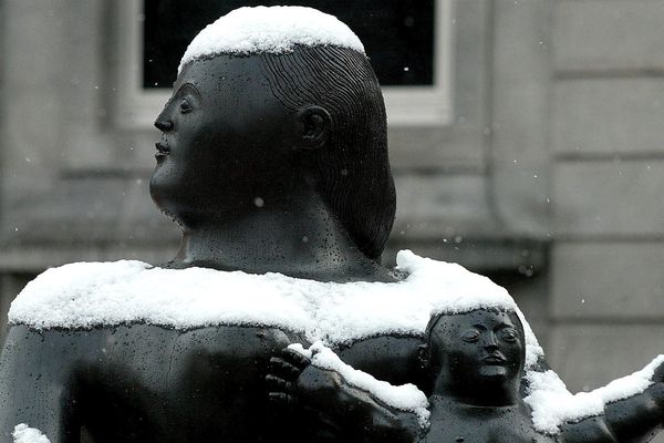 Une sculpture intitulée "Maternity", de l'artiste colombien Fernando Botero, à Oviedo, en Espagne, en 2005.