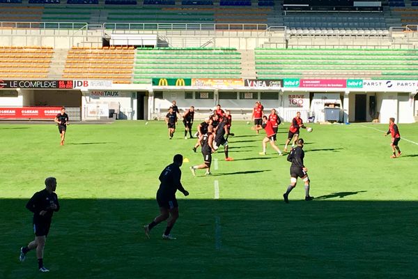 Des chasubles rouges à l'entraînement: les Brivistes sont déjà conditionnés pour affronter les voisins du Stade Aurillacois.