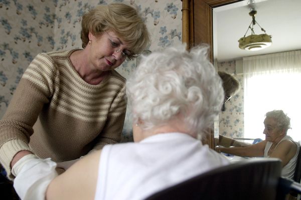 Chaque jour, les infirmières libérales interviennent dans les foyers de personnes vulnérables pour leur prodiguer des soins. Elles sont un peu moins de 100 000 en France.