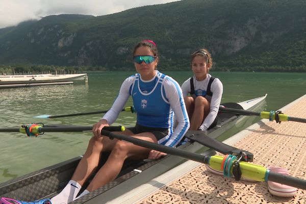 Ces bleus là ne sont pas les nôtres...mais les bleus de Grèce (dont leur champion olympique porteur de la flamme au départ d'Olympie en avril dernier). Ils ont choisi le lac d'Aiguebelette (73) pour se préparer aux épreuves d'aviron des Jeux de Paris