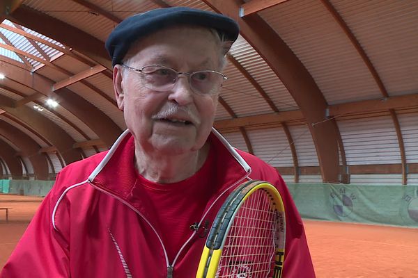 Armand Combes a fêté ses 100 ans le 2 novembre dernier. Ce centenaire en grande forme joue encore au Stade toulousain tennis club.