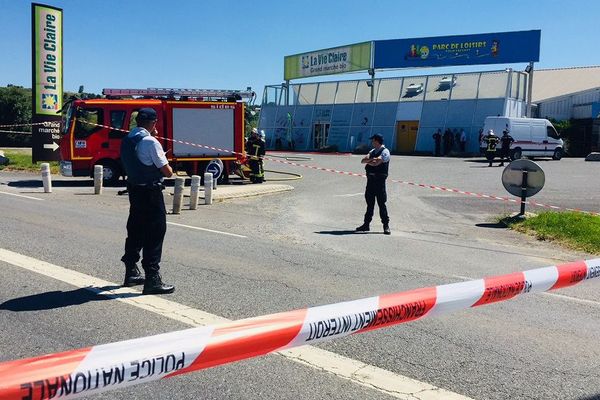 L'engin explosif a été découvert devant la sortie de secours de la discothèque le Privillège, dans cette zone commerciale d'Onet-le-Château, dans l'Aveyron.