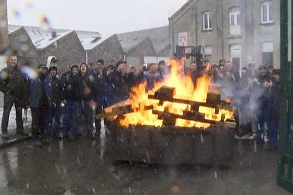 Blocage devant l'entrée de Sambre et Meuse à Feignies. 