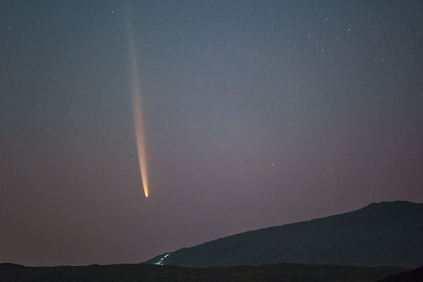 Les photographes les plus aguerris et chanceux parviendront à capturer la "comète du siècle" comme ici Luc Perrot dans le massif du Piton de la Fournaise à La Réunion, le 28 septembre dernier.