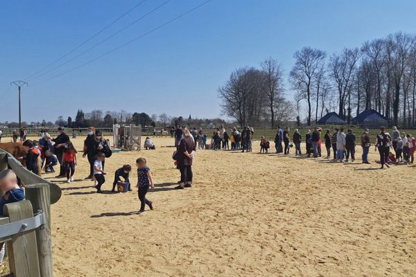 19 avril 2021- Les cavaliers du centre équestre et leurs parents tous réunis dans la carrière durant l'intervention des pompiers à Yébleron
