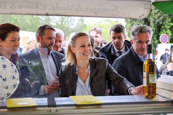 Marion Maréchal, tête de liste Reconquête! aux européennes en campagne dans le Vaucluse, accompagnée de Stéphane Ravier.