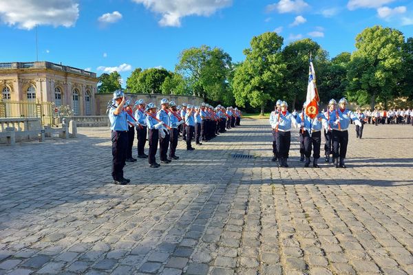 Cérémonie de passation de drapeau à Versailles